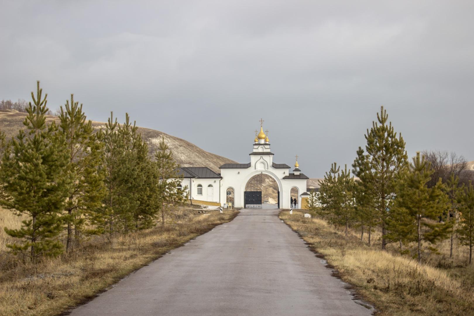 Дорога к входу в Спасский женский монастырь в Костомарово