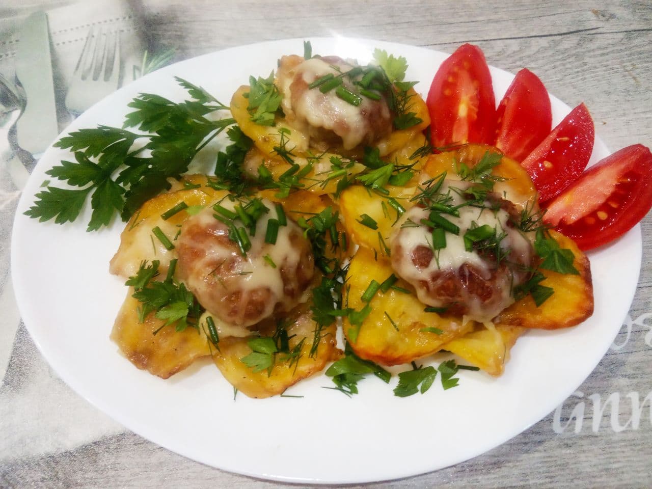 Картофель запеченный с фаршем, перцем и сыром, в духовке