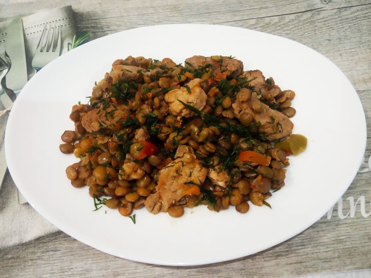 Тушеная чечевица со свининой и овощами, сытно и вкусно
