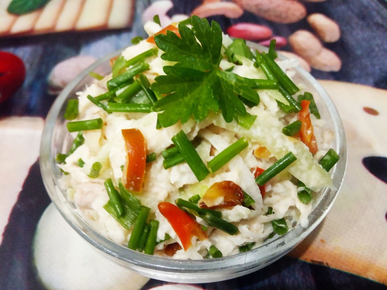 Салат из куриного мяса, редьки и жареного лука, сытный и вкусный