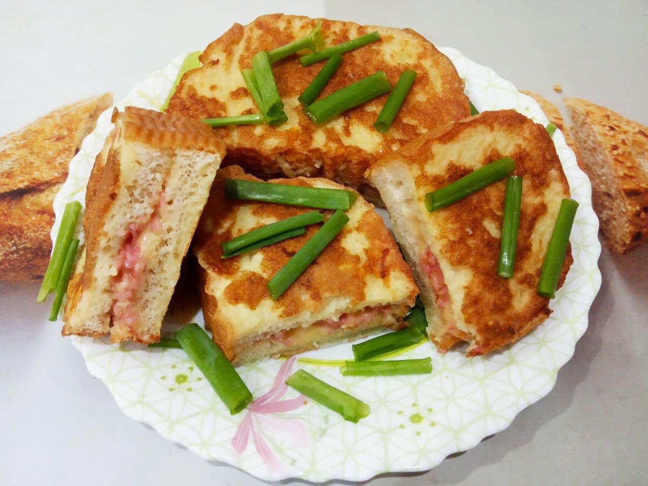 Быстрый вкусный завтрак, бутерброды с начинкой в яичном кляре