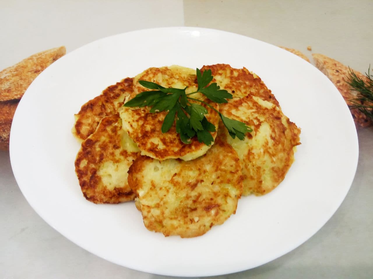 Простой рецепт овощных оладий из патиссонов, просто и вкусно