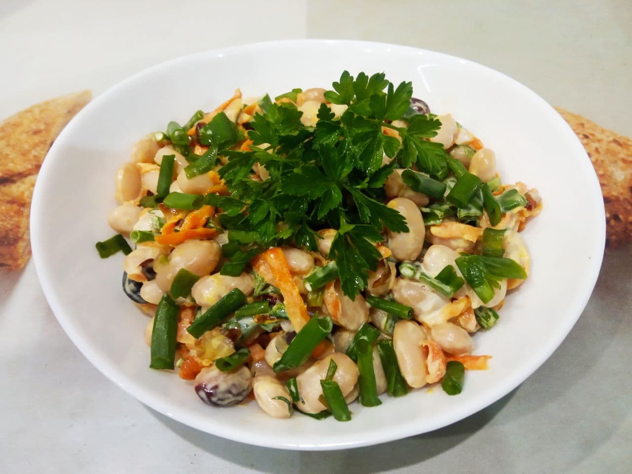Простой рецепт салата из фасоли, лука и моркови