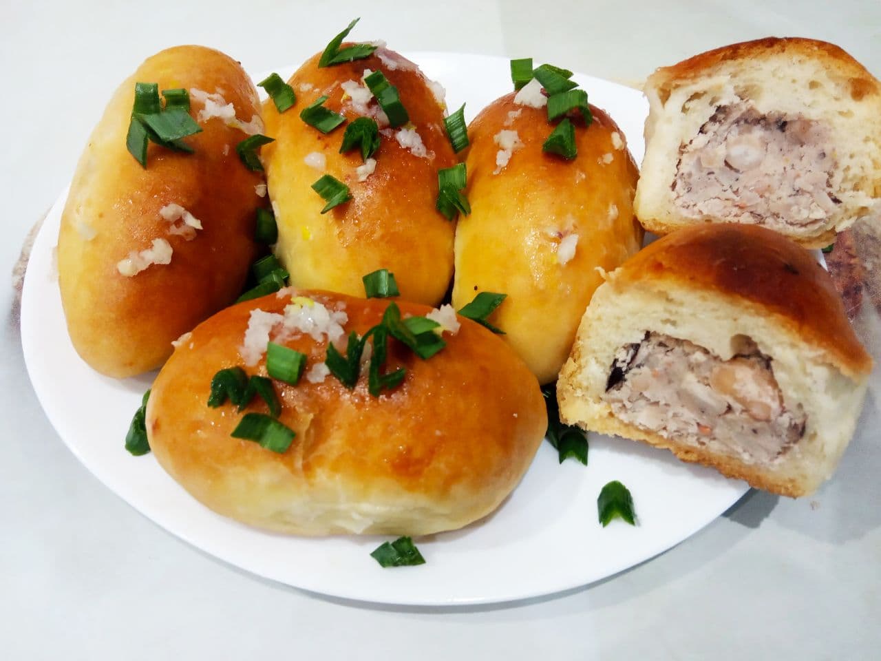 Пирожки с фасолевой начинкой в чесночной заливке, просто и вкусно