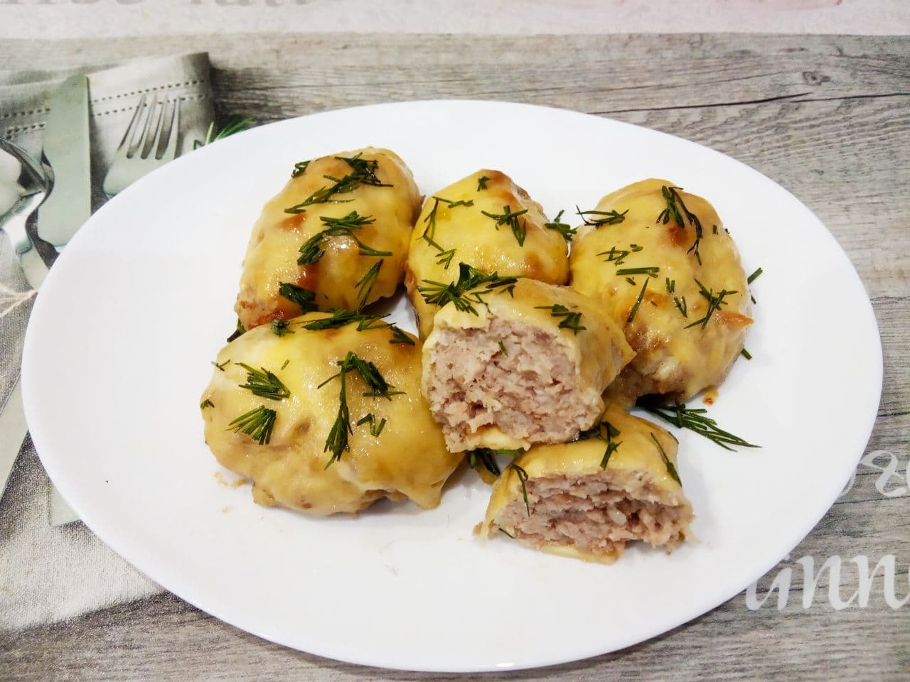 Котлеты запеченные с сыром со сметаной
