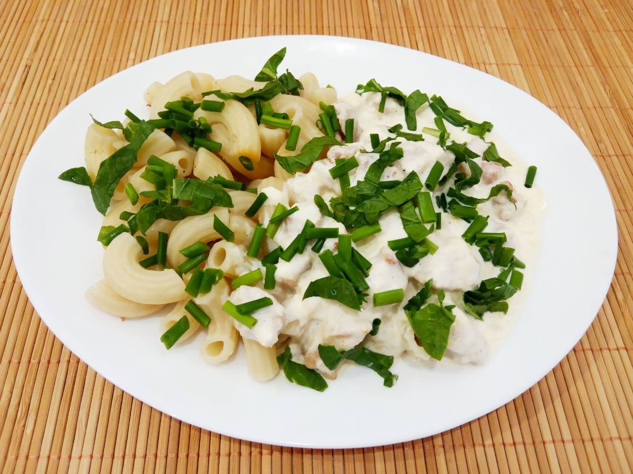Мясной соус со сметаной, сыром и вареными желтками, к макаронам