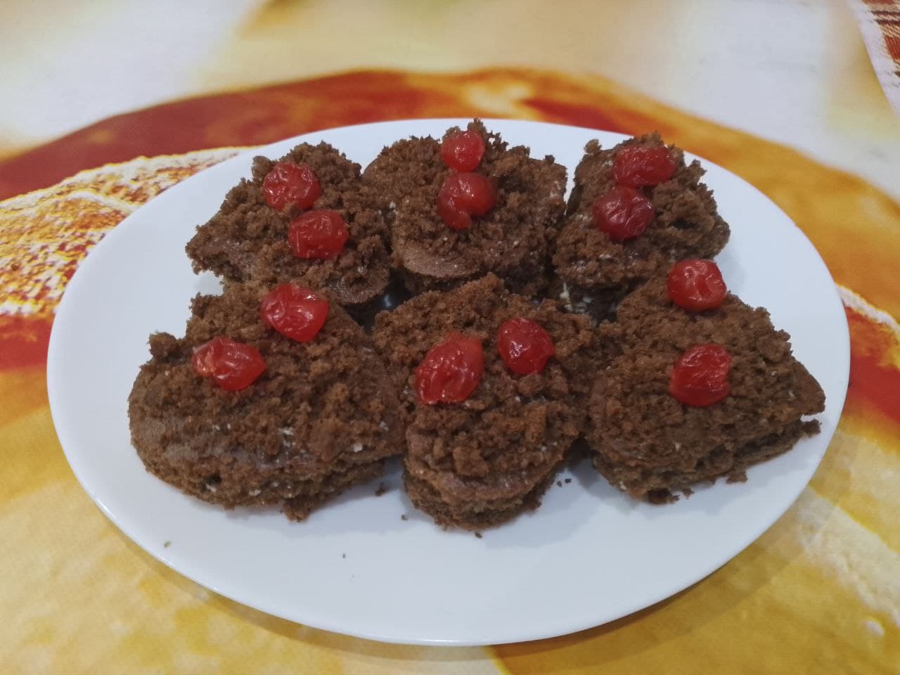 Пирожные шоколадные на сметане, с нежным кремом