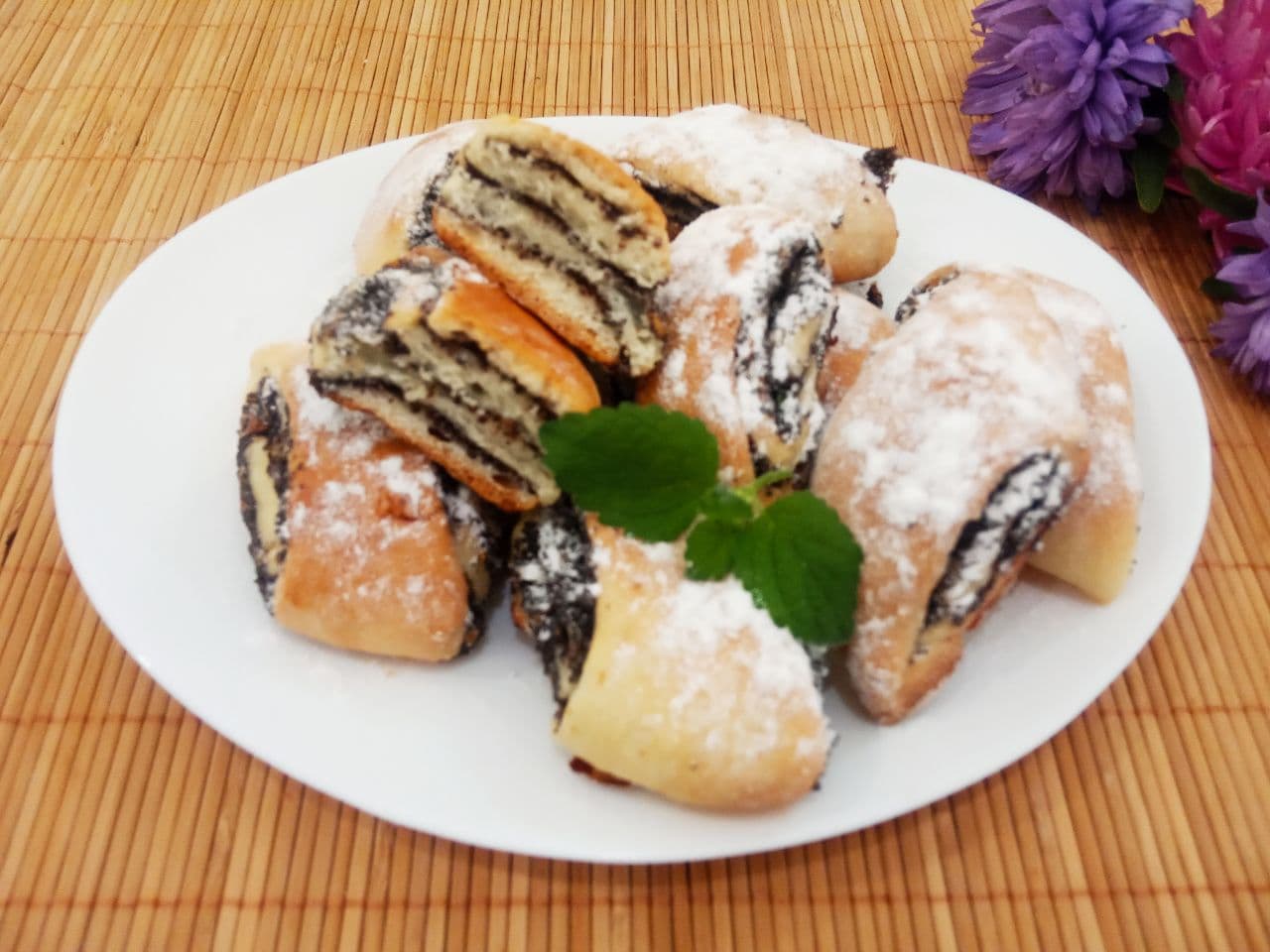 Печенье рулетики на сметане, с маковой начинкой