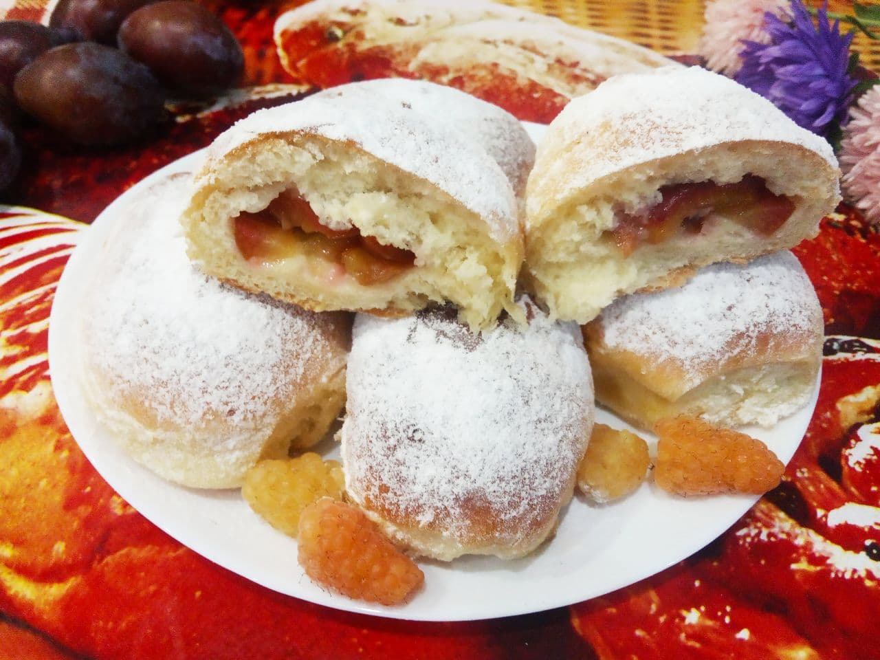 Пирожки из дрожжевого теста, со сливовой начинкой, воздушные и сочные