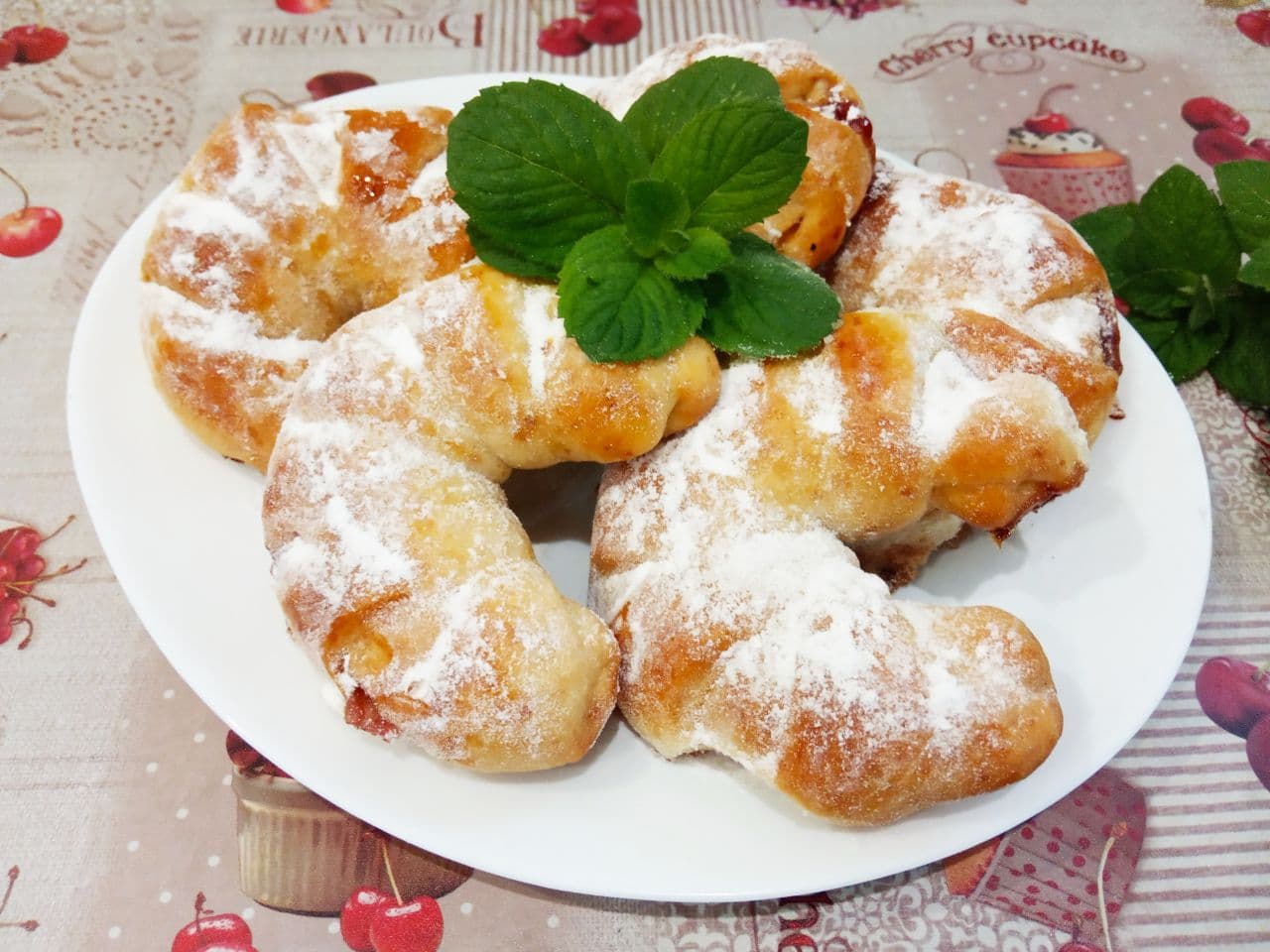 Воздушные и рассыпчатые рогалики с джемом