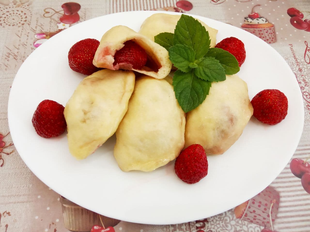 Вареники с клубникой приготовленные на пару