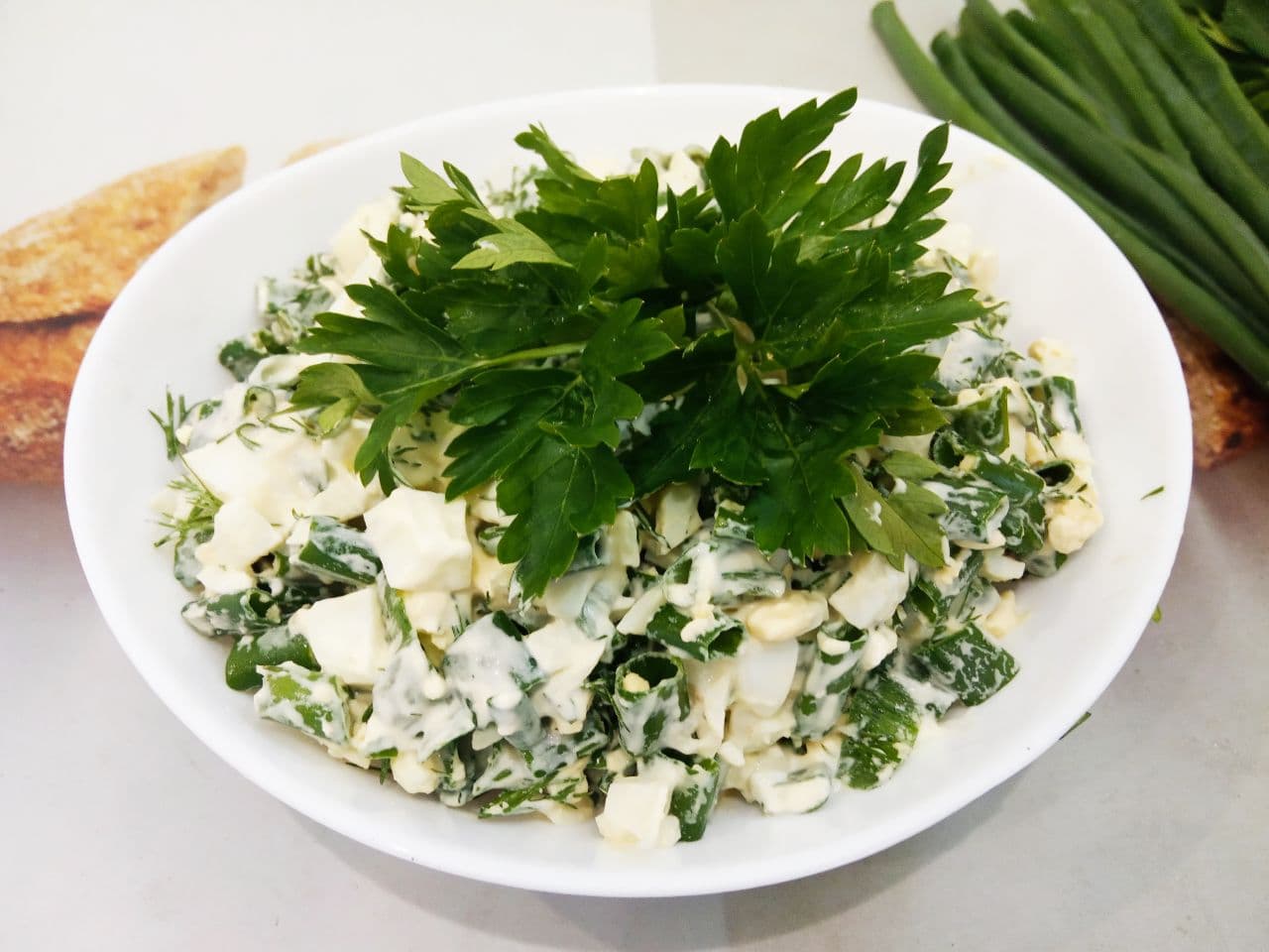 Простой салат с зелёным луком, яйцами и зеленью укропа