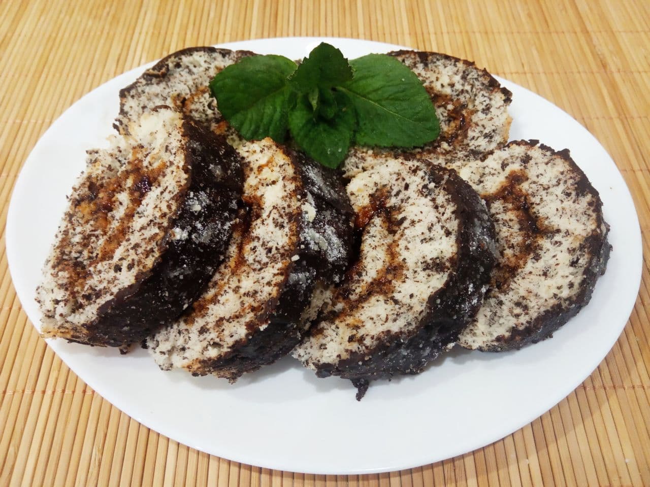 Рулет из бисквитного теста с шоколадом и джемом, вкусный и аппетитный