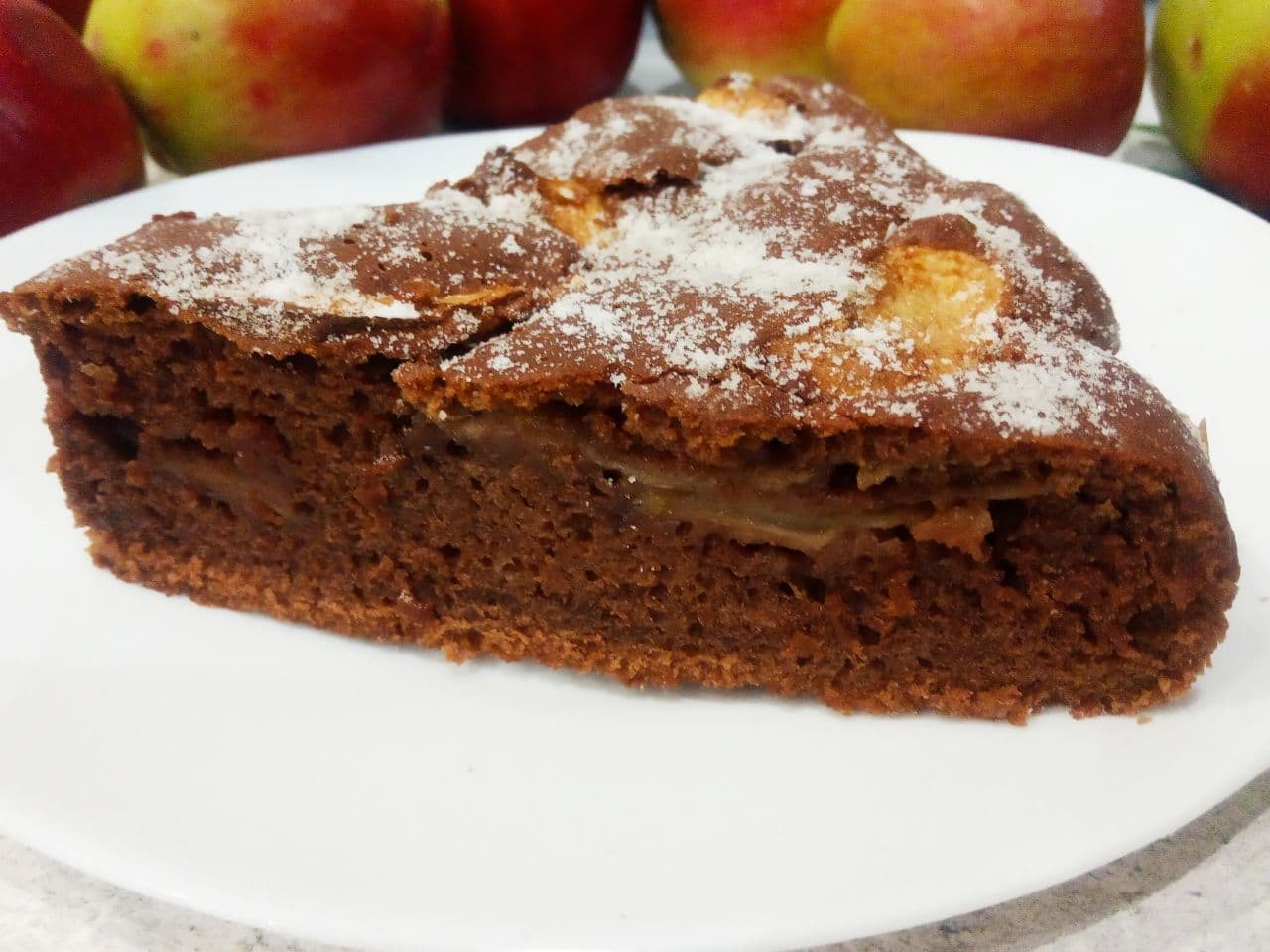 Шоколадный пирог на молоке с яблоками, вкусный и аппетитный
