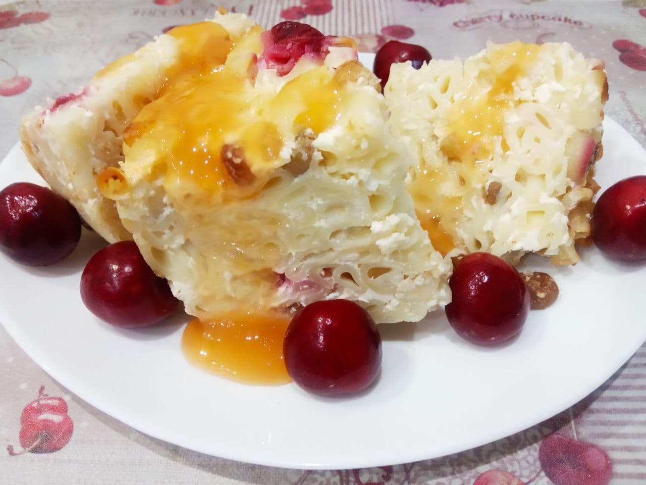 Запеканка из макарон с творогом, изюмом и вишней, просто и вкусно