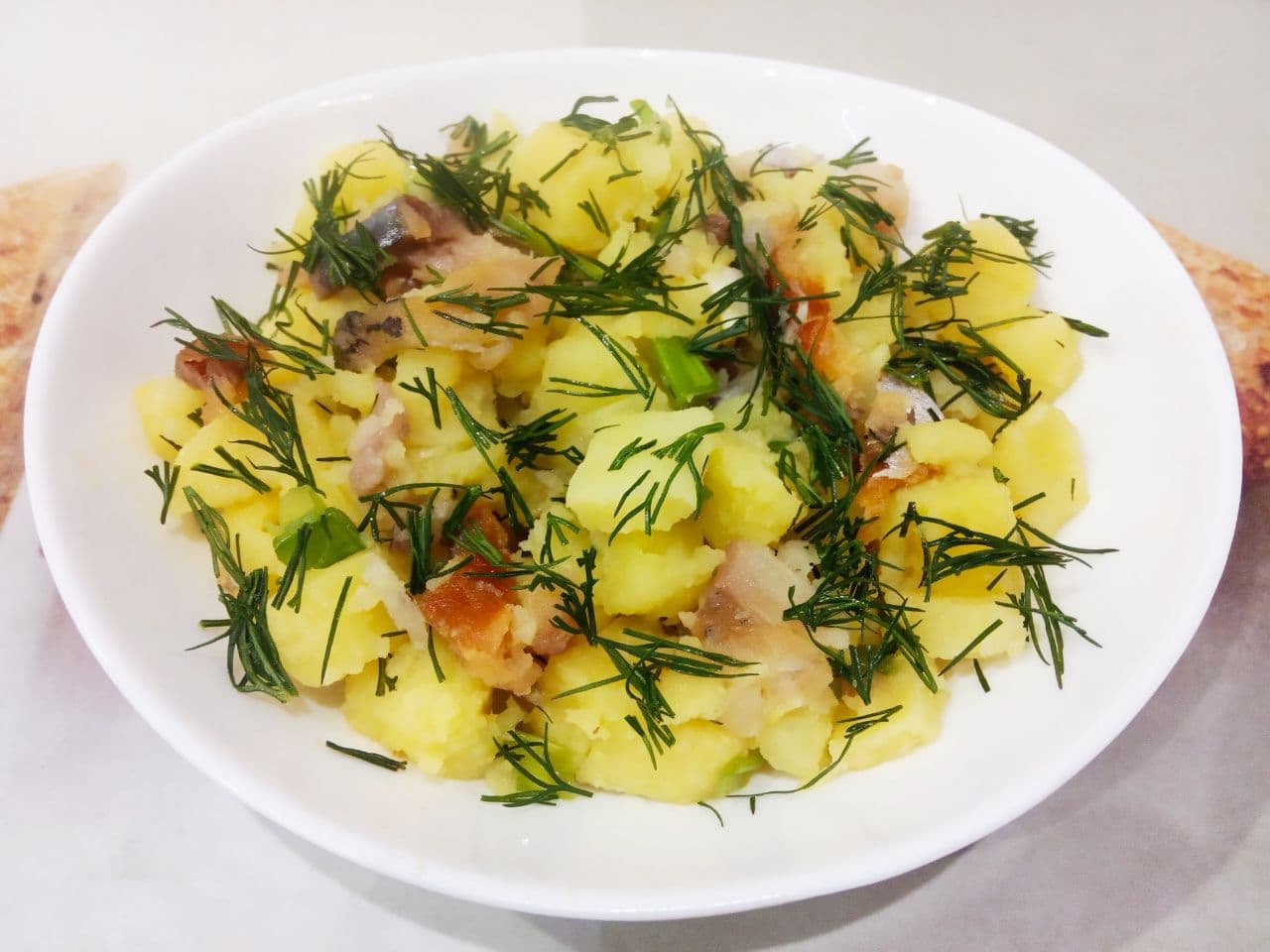 Картофельный салат с рыбой, просто и вкусно