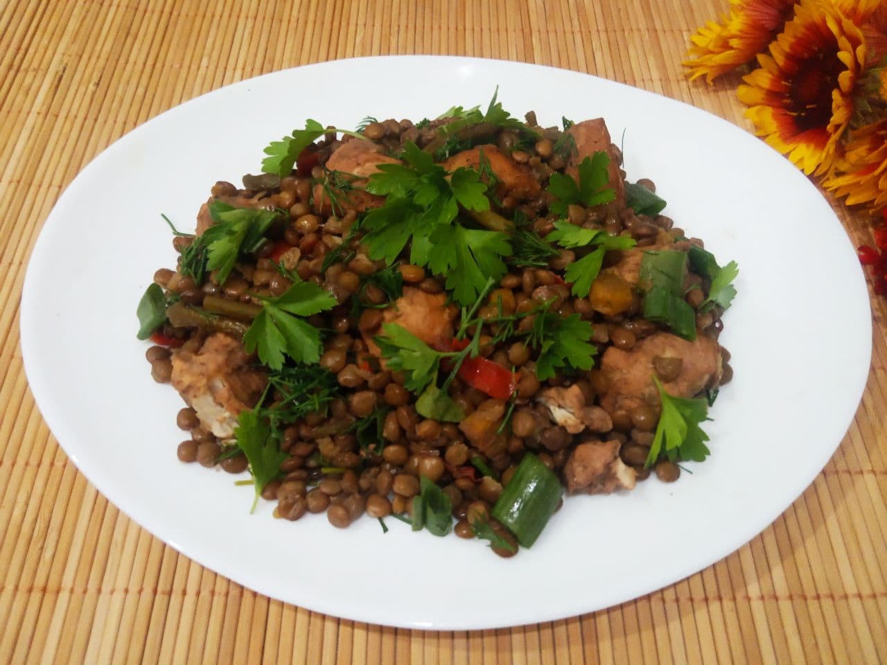 Тушеная красная чечевица с филе и овощами
