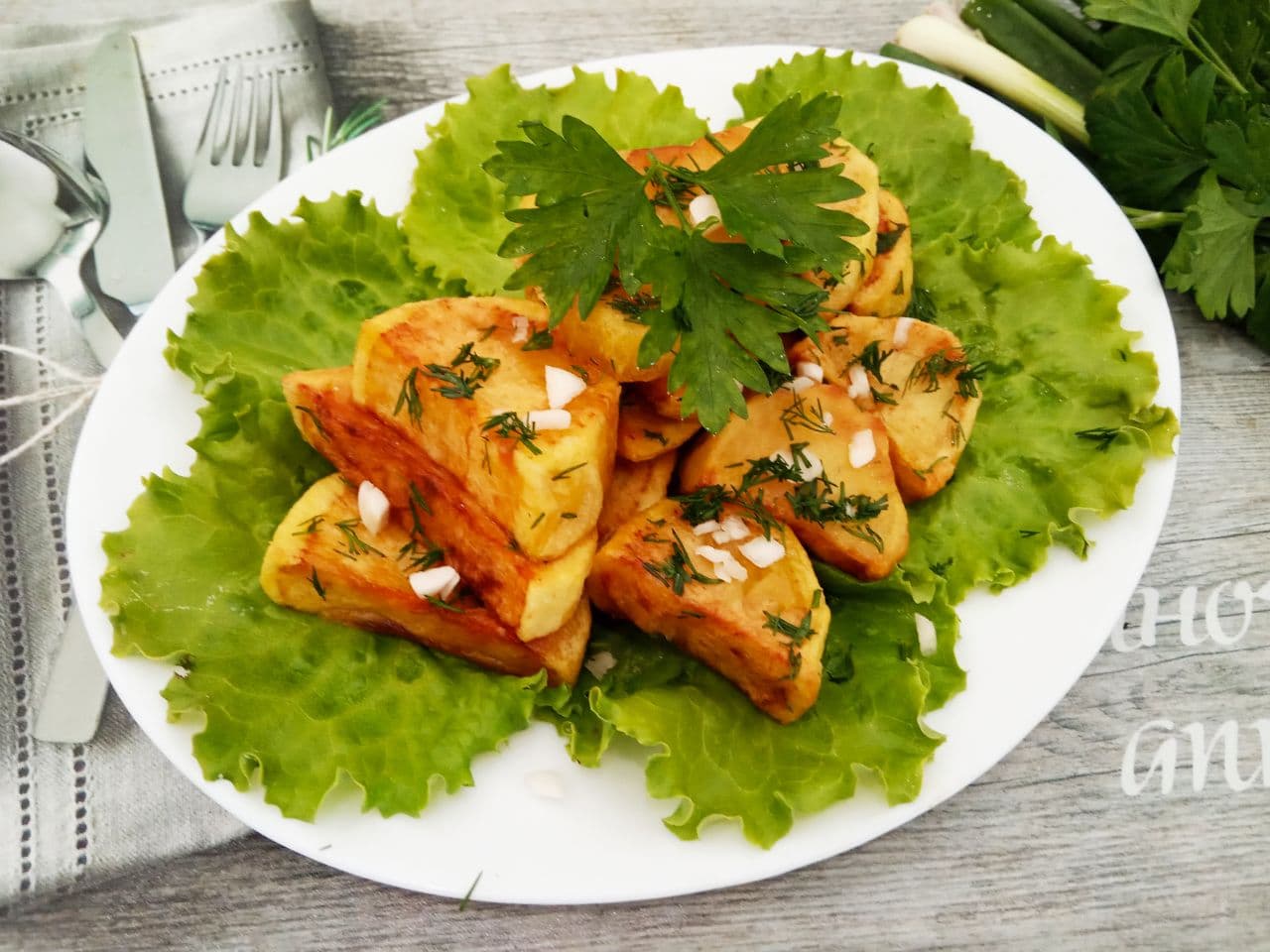 Картофель жареный с чесноком и зеленью
