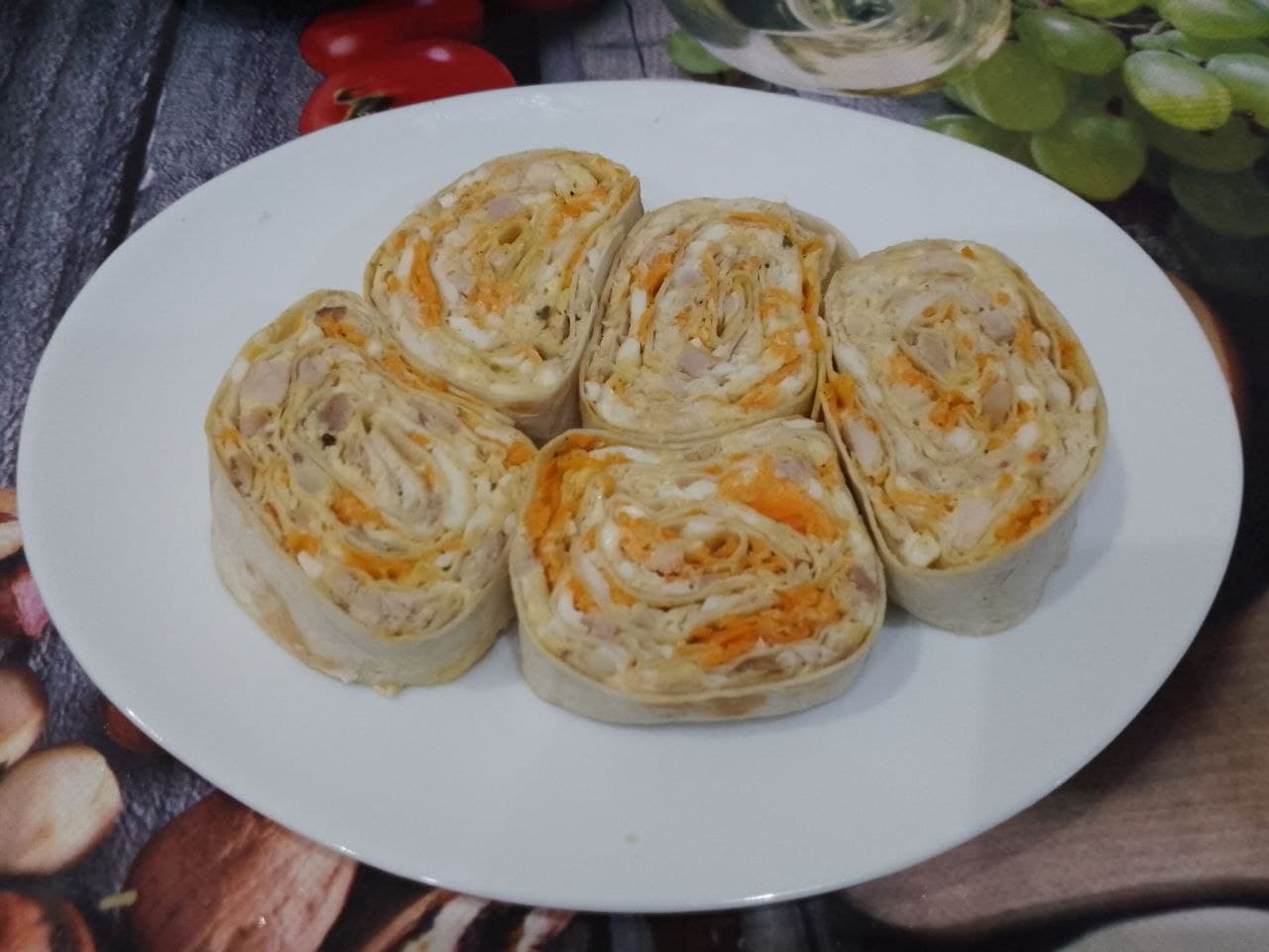 Лаваш с начинкой из мяса, яиц и моркови