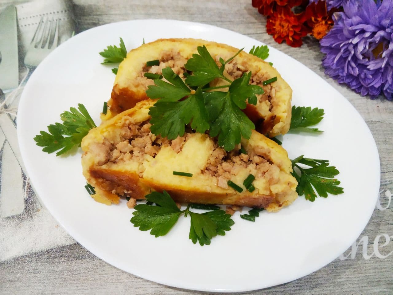 Картофельный рулет с мясной начинкой, запеченный в духовке