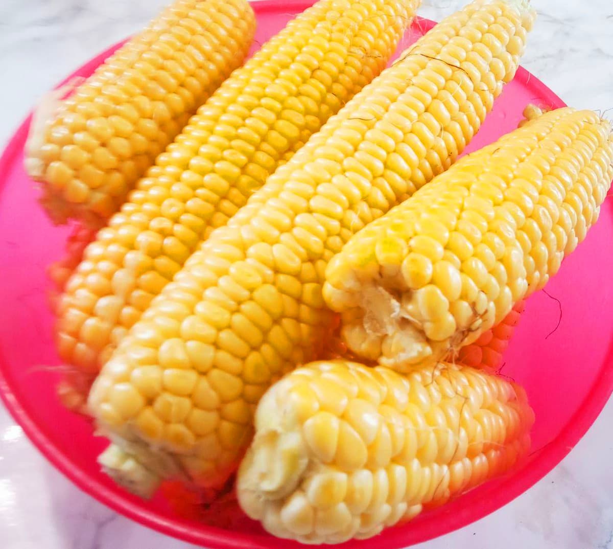 Кукуруза - вкусное и любимое лакомство для многих