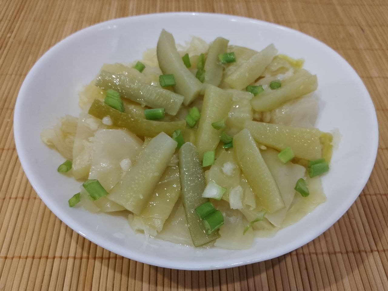 Салат из капусты, чеснока и огурцов