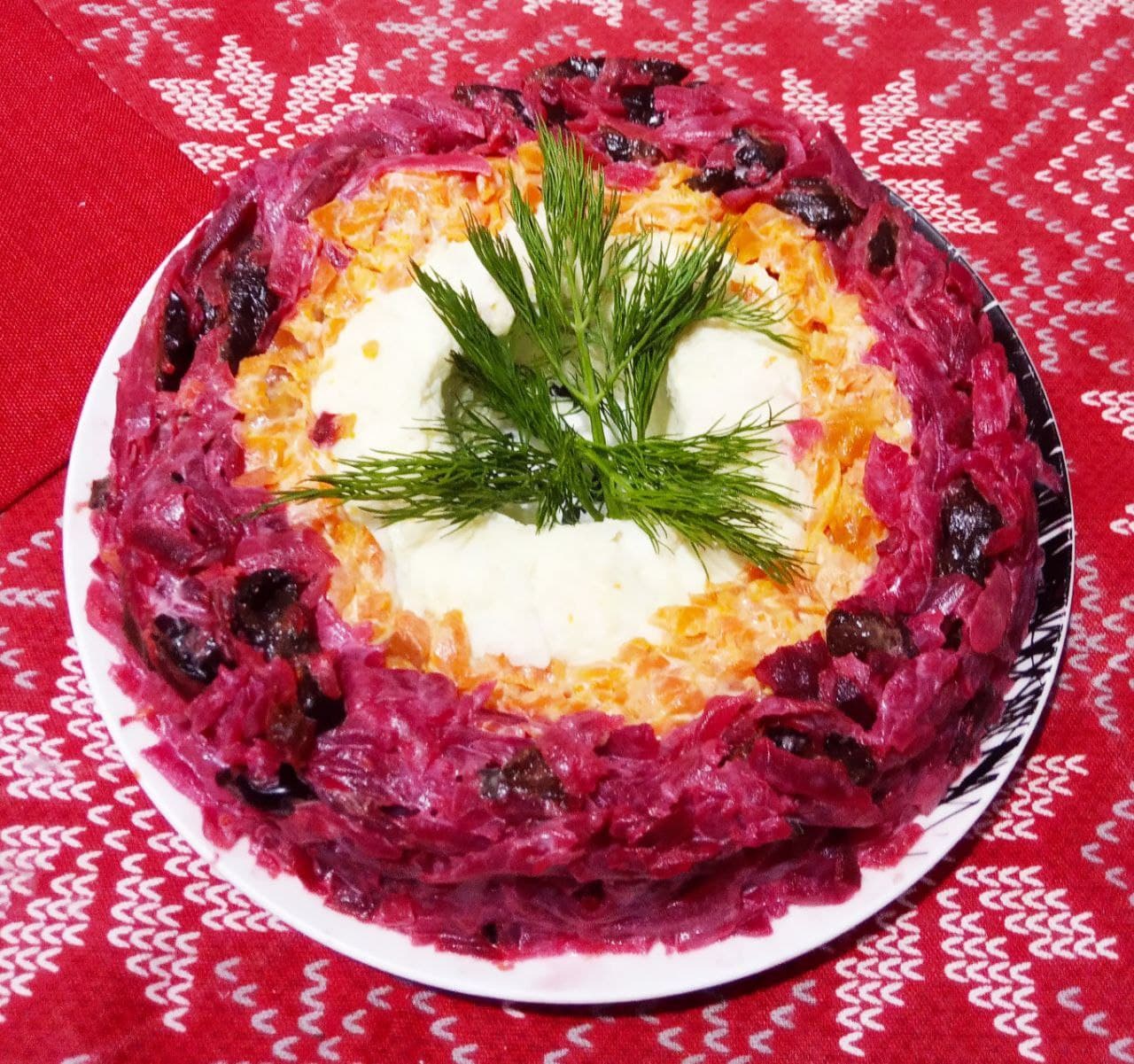 Салат из  свёклы, чернослива, моркови и сыра