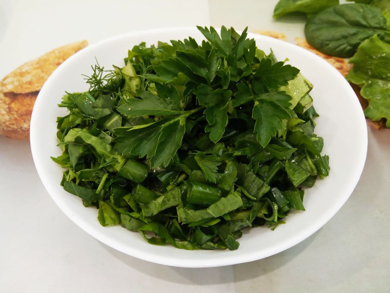 Простой салат из зелени, просто и вкусно
