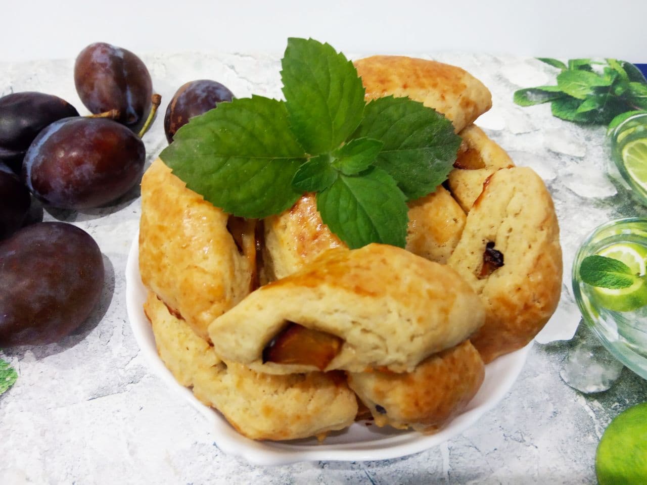 Песочное печенье с начинкой из слив