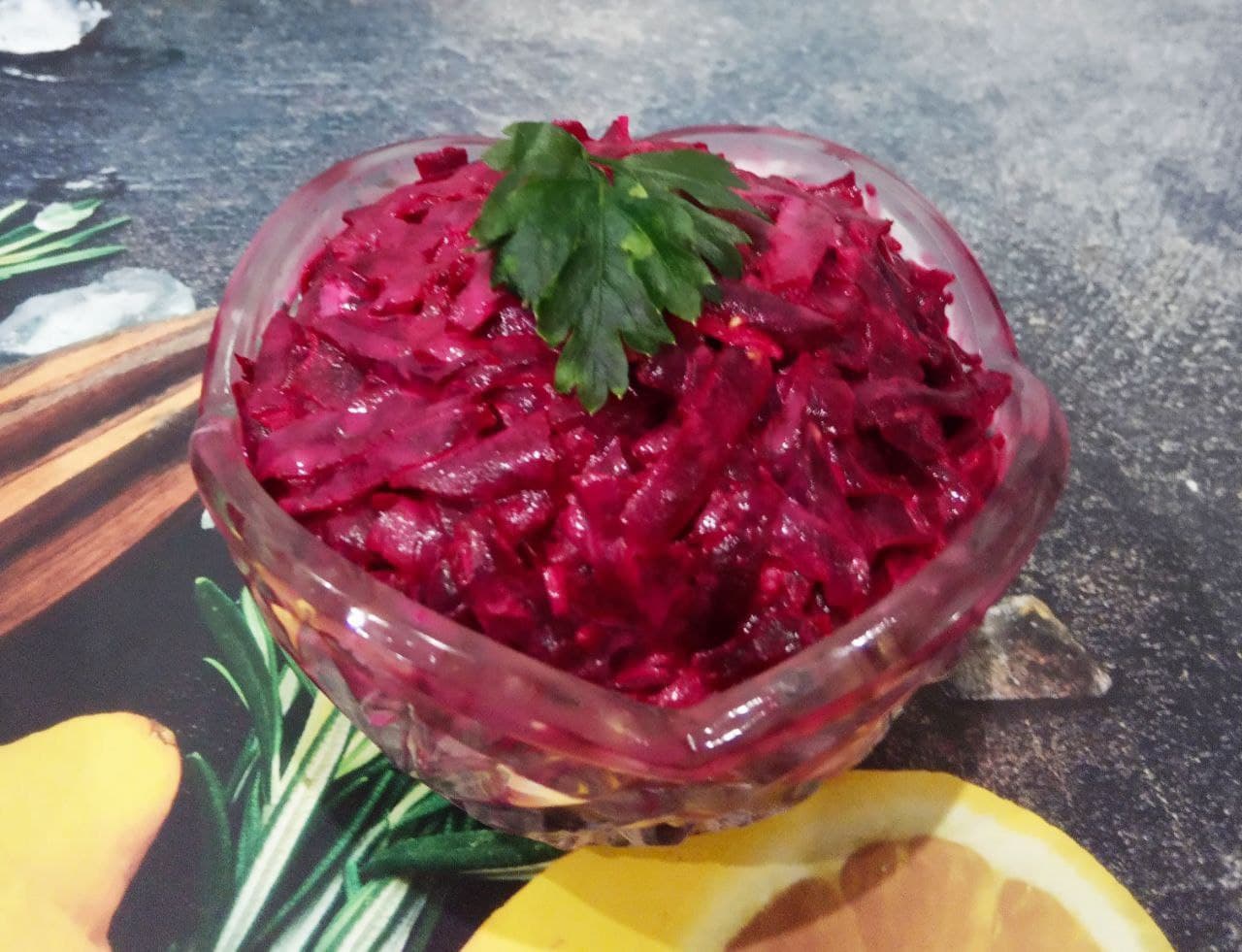 Салат из красной свеклы с чесноком