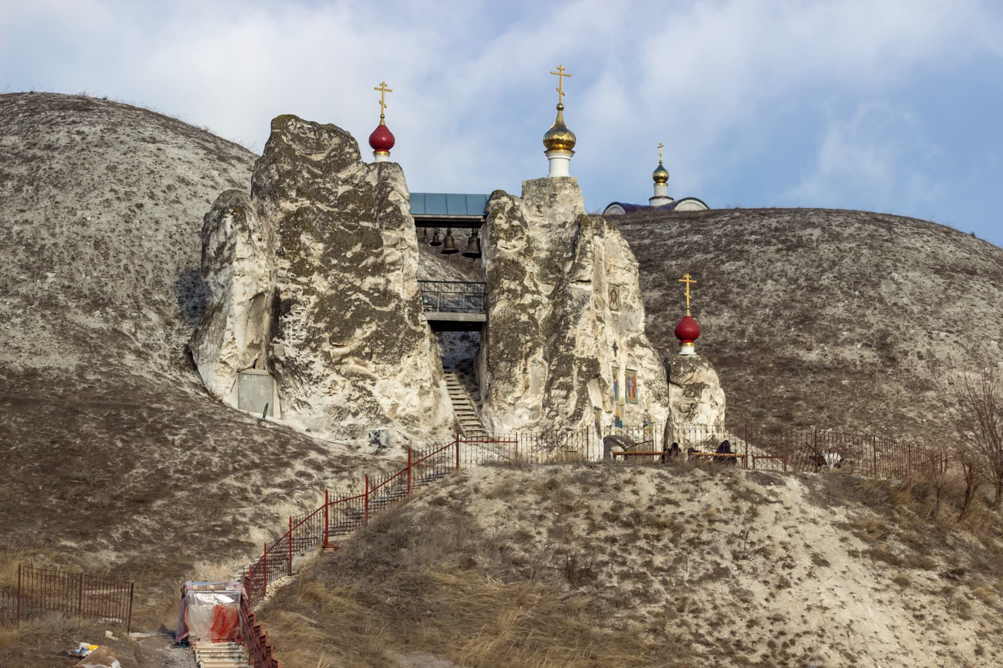 Лестница ведущая к входу в Спасский женский монастырь