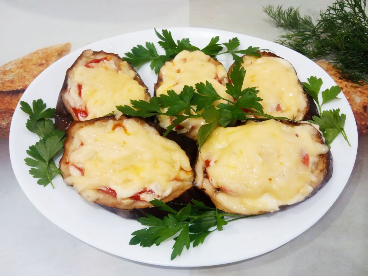 Баклажаны с помидорами и сыром, запеченные в духовке
