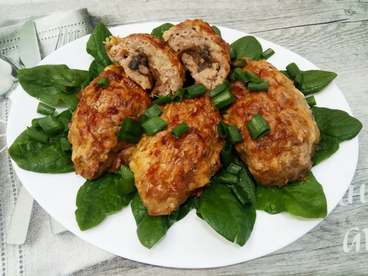 Мясные зразы с грибной начинкой запеченные в духовке, сочные и вкусные