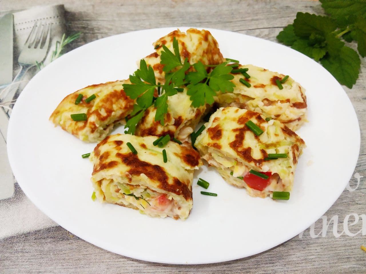 Кабачковые блины, с начинкой из тертого сыра и помидоров
