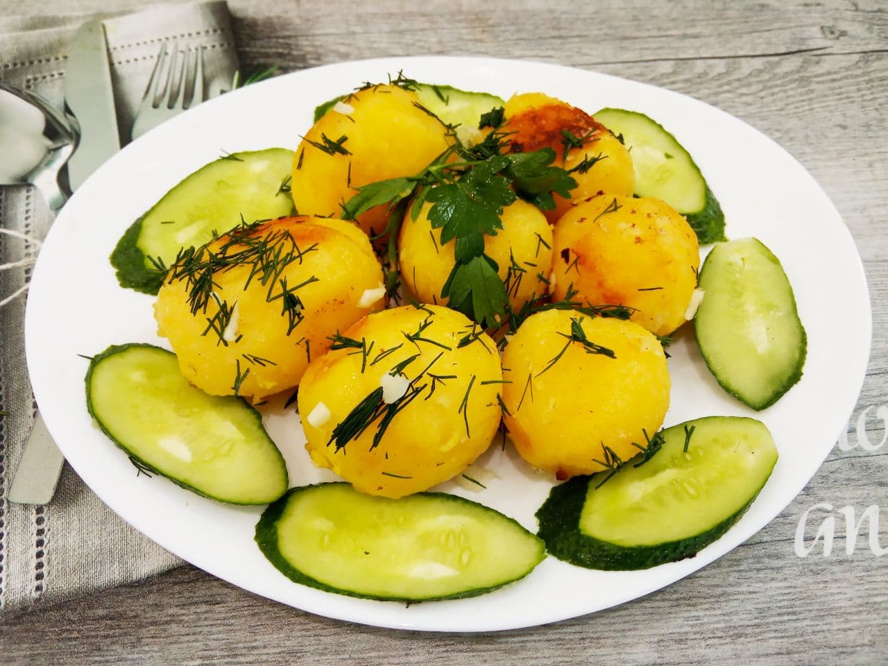 Молодой картофель обжаренный на масле, с укропом и чесноком