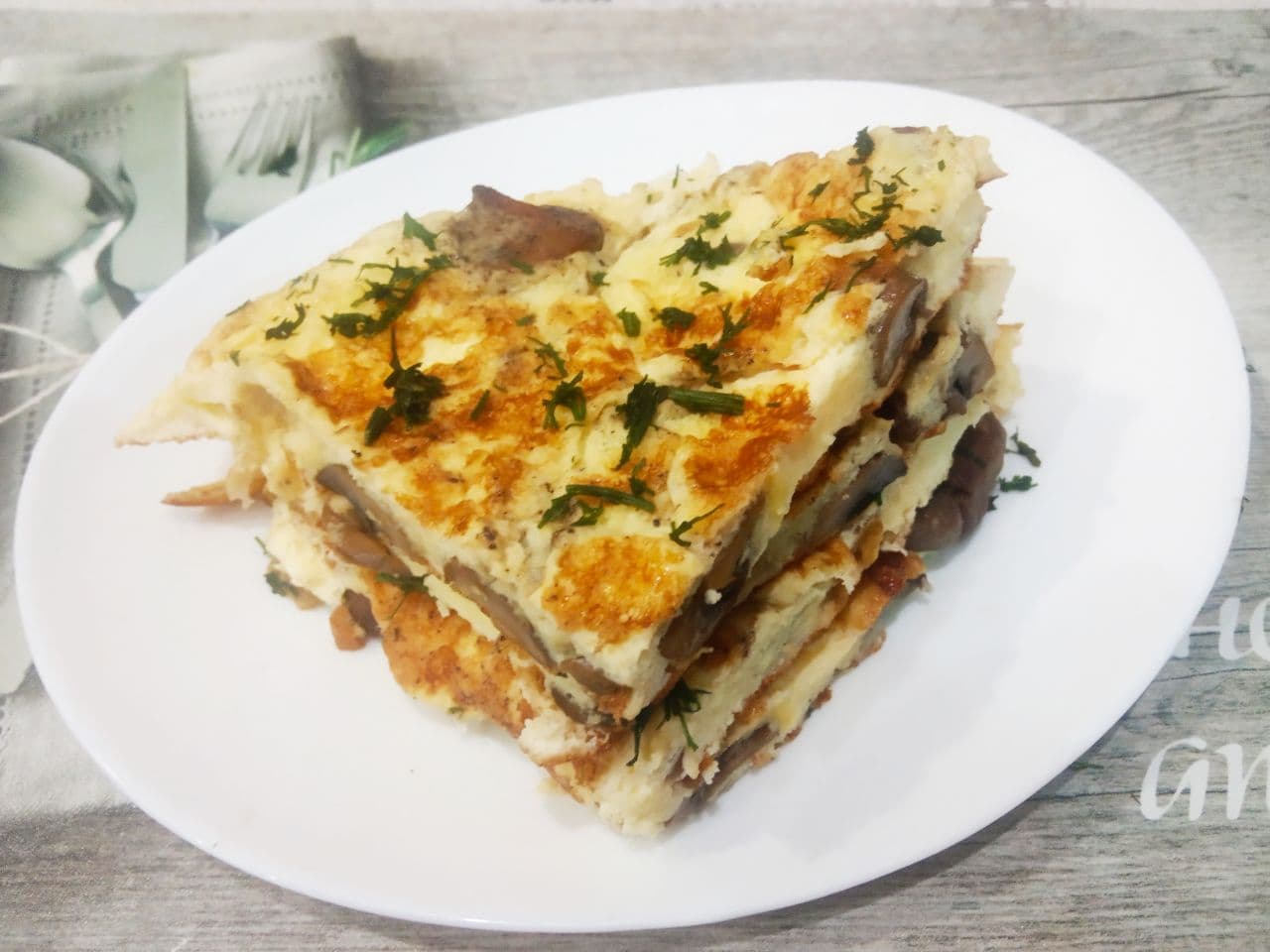 Омлет с шампиньонами и жареным луком, вкусный и сытный завтрак