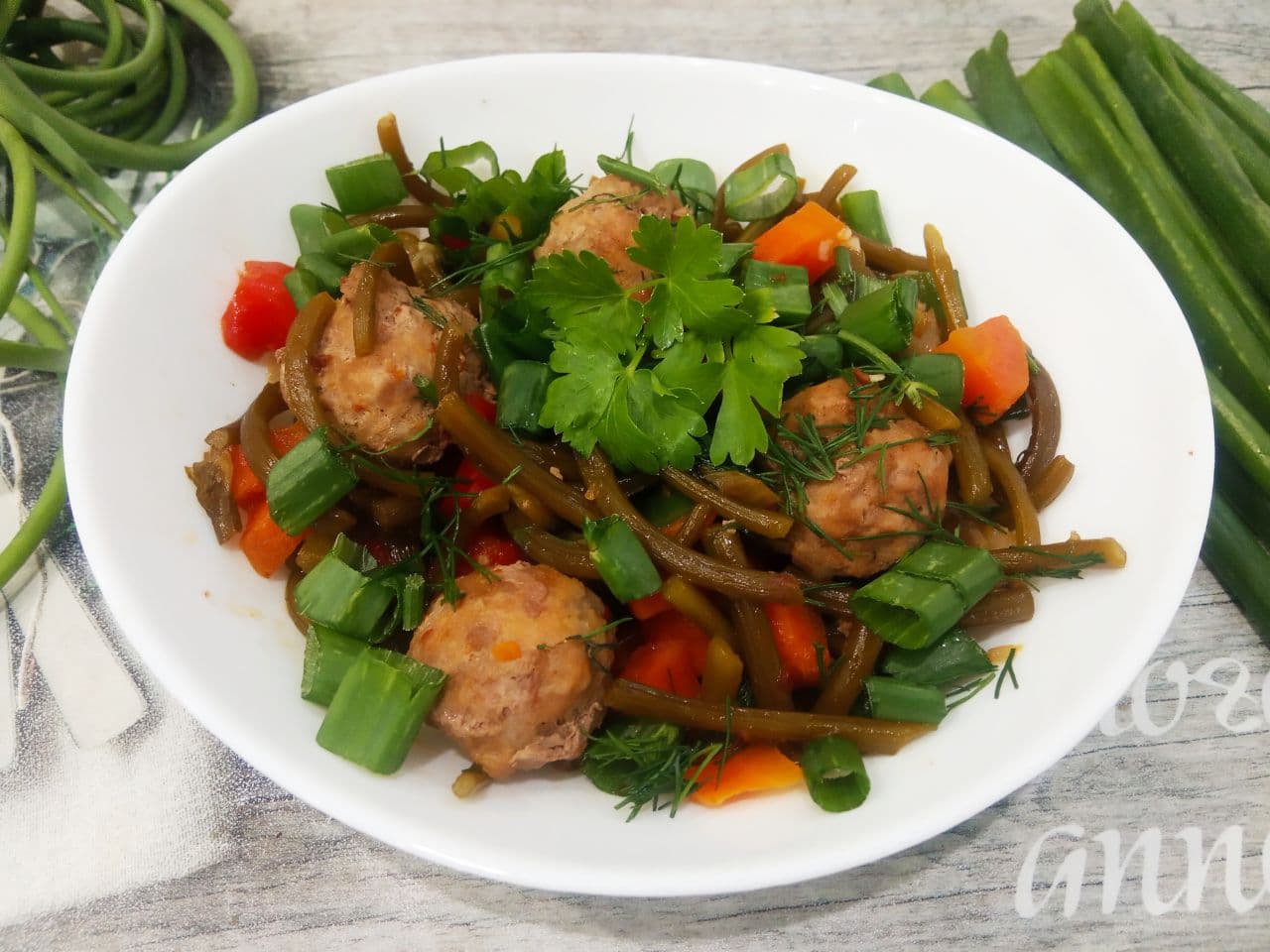 Чесночные стрелки с овощами, томатным соусом и мясным фаршем