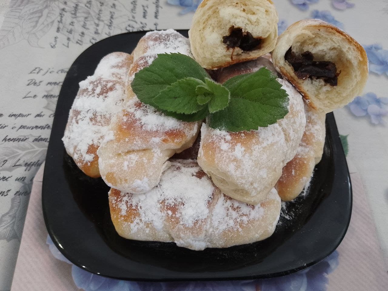 Рогалики из сдобного дрожжевого теста с черносливом