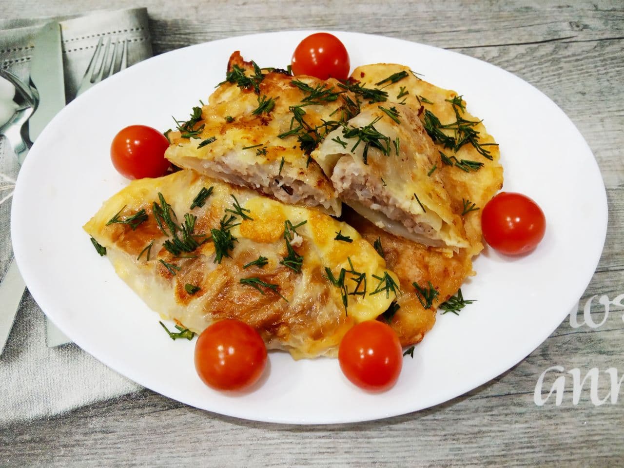 Голубцы из капусты и фарша, в кляре, жареные на сковороде, сытно и вкусно