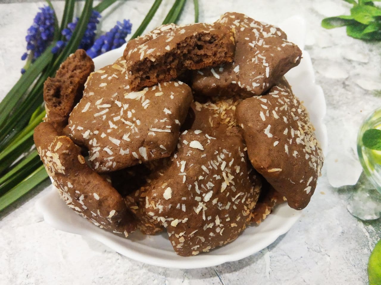 Домашнее шоколадное печенье, рассыпчатое и мягкое с кокосовой стружкой