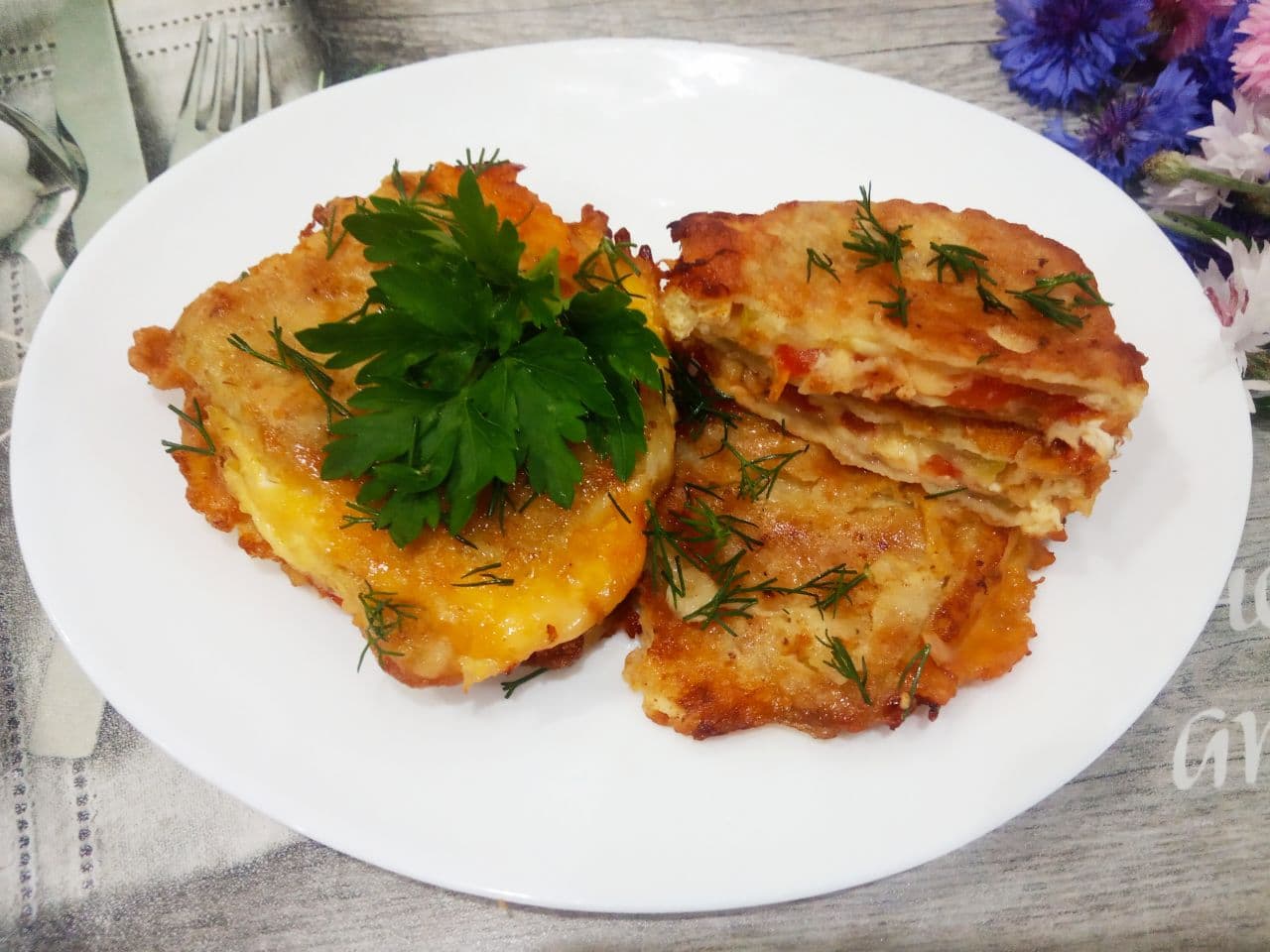 Кабачки с начинкой из помидоров и сыра, жареные в яичном кляре