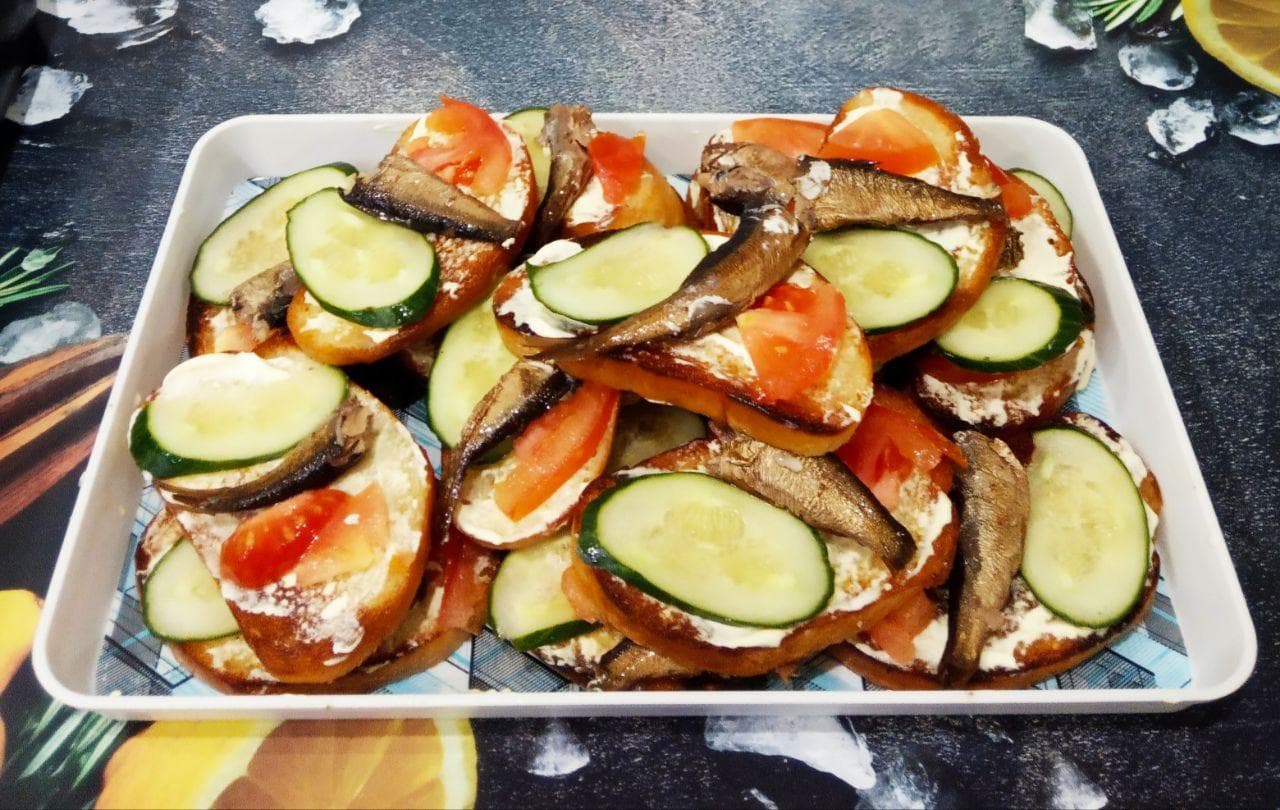 Аппетитные гренки со шпротами, огурцами и помидорами, просто и вкусно