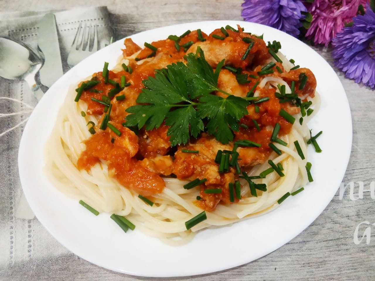 Мясо с соусом из овощей, к макаронным изделиям