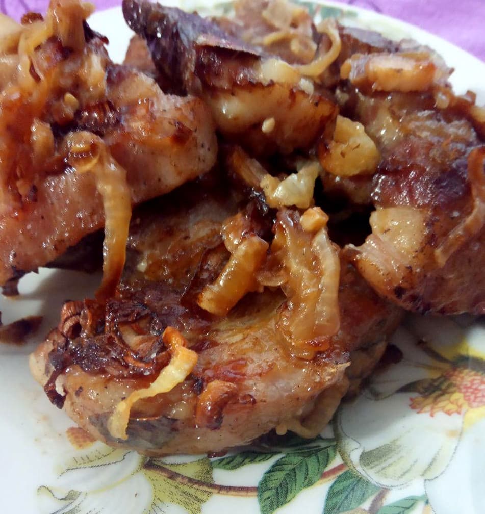 Свиные ребрышки тушеные с луком