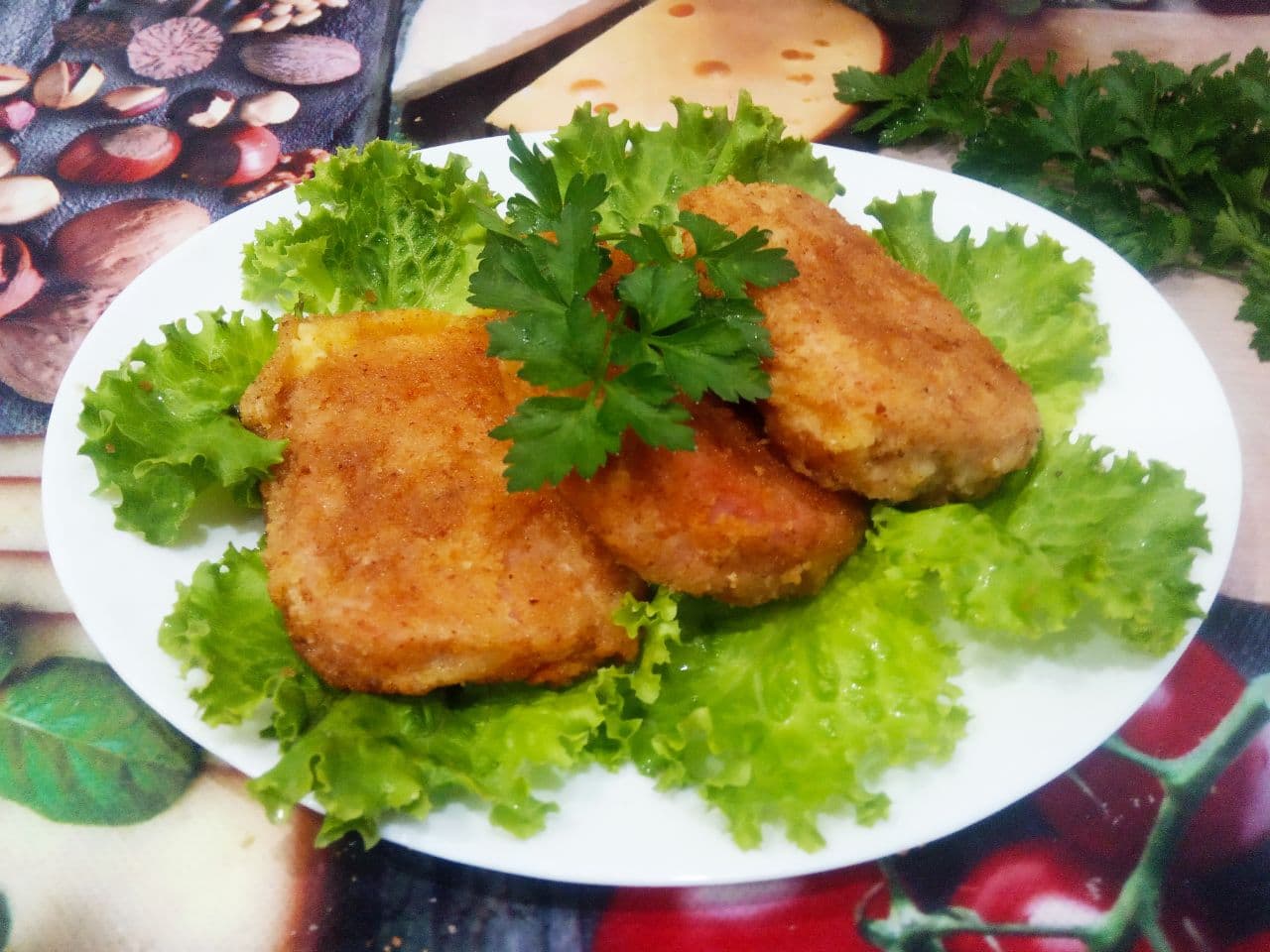 Вкусный и аппетитный завтрак из ветчины и сыра, в кляре