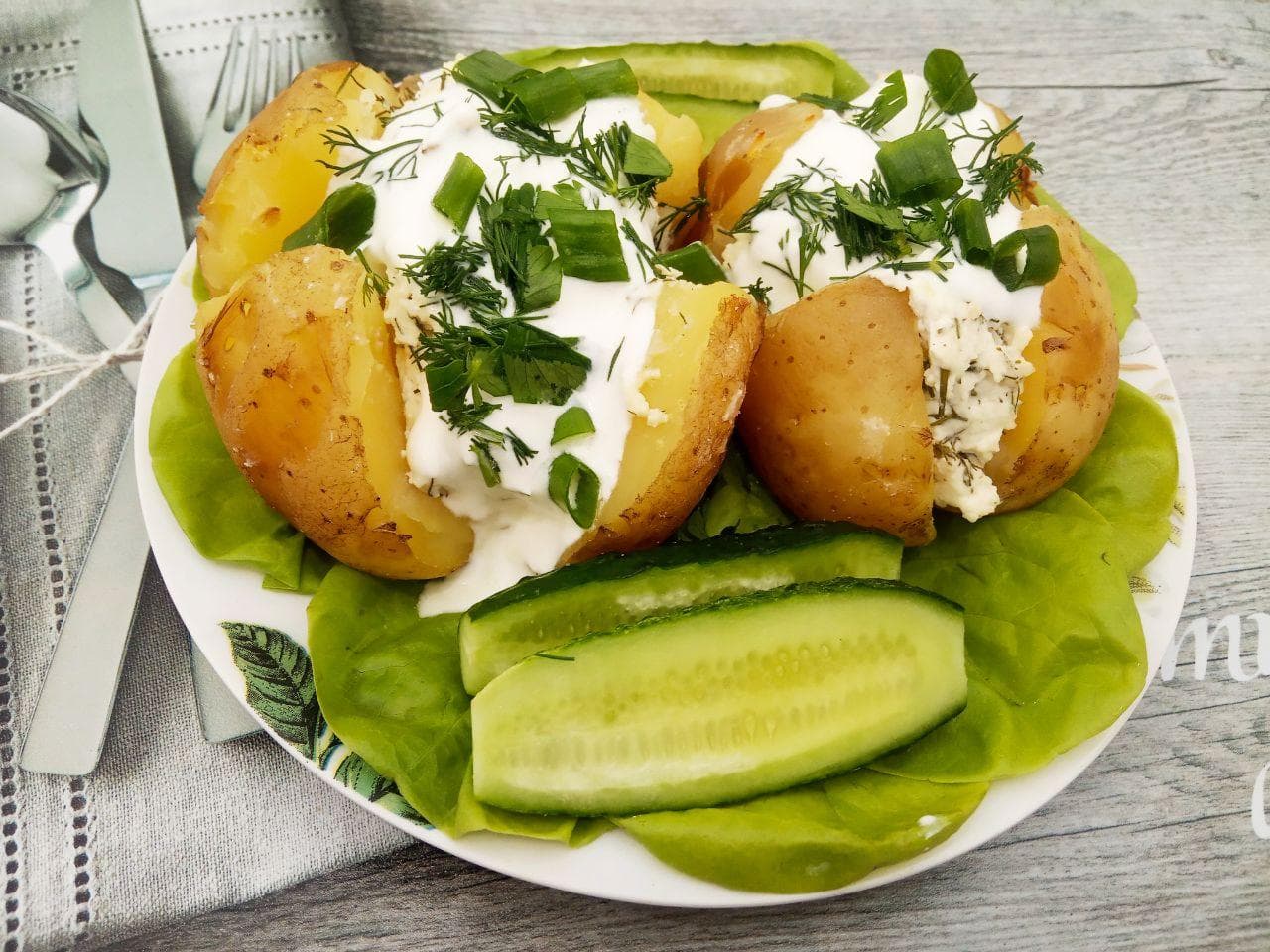 Запеченный картофель с творогом и зеленью