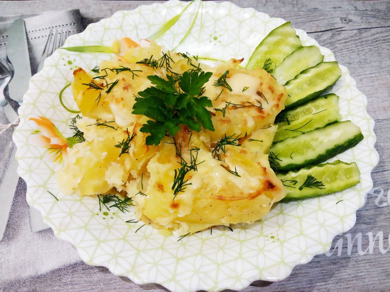 Запеченный молодой картофель в сметане и сыре