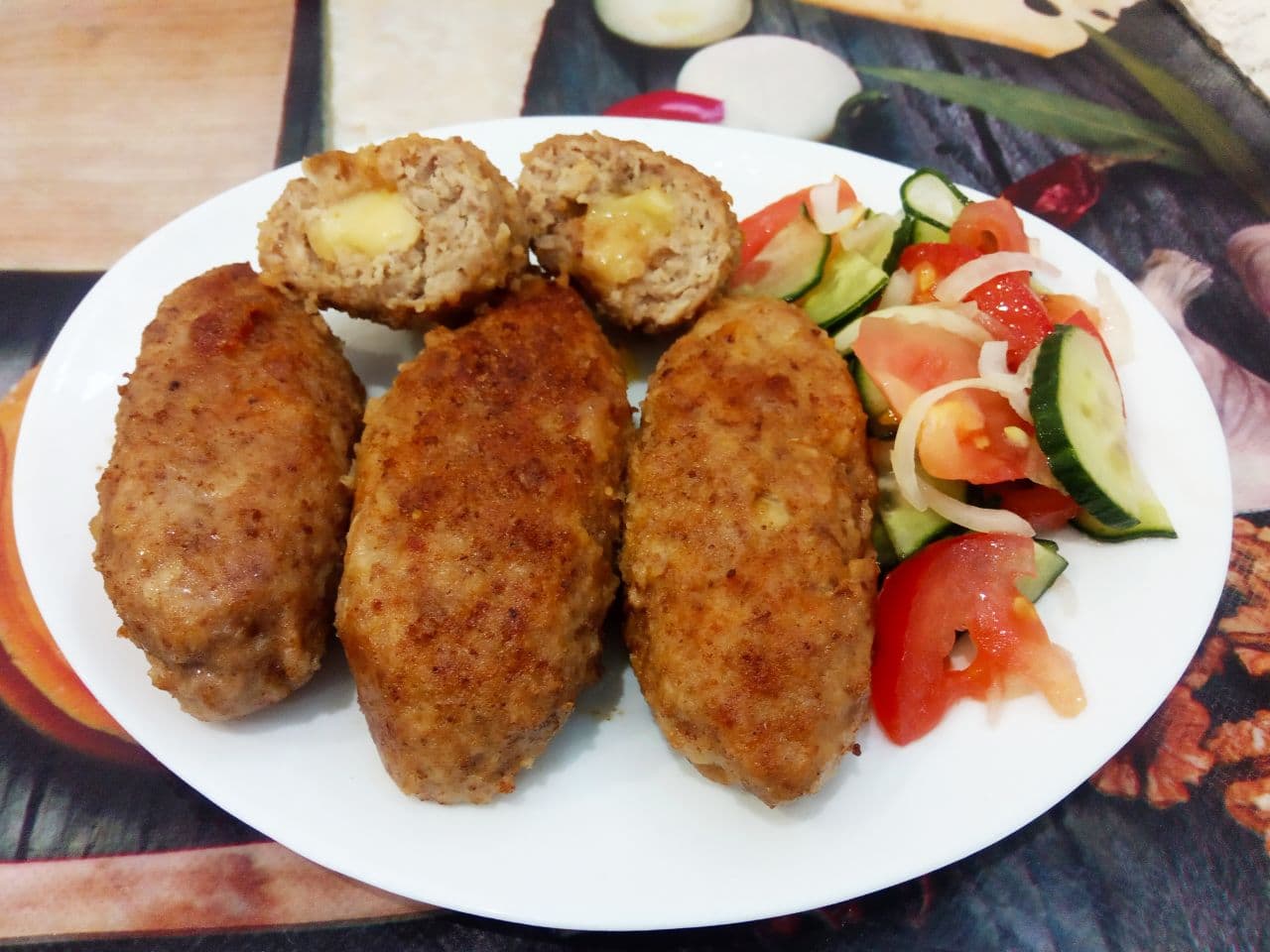 Домашние мясные котлеты, с начинкой из сыра, вкусные и аппетитные