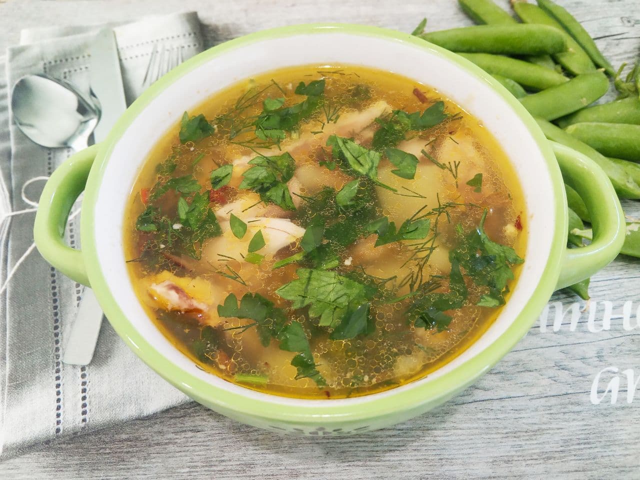 Куриный суп с зелёным горошком