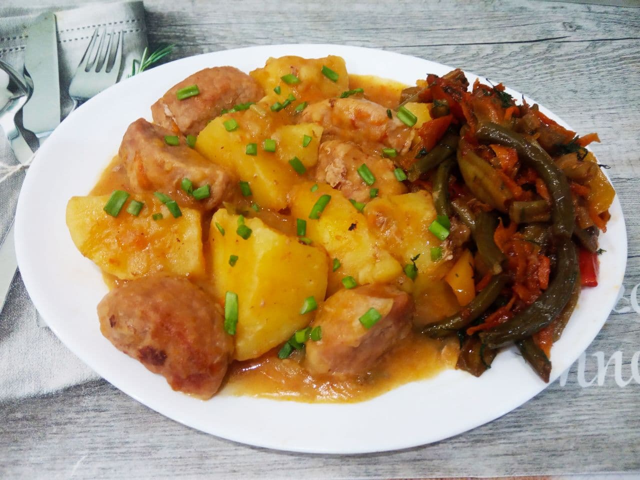 Картофель тушеный со свининой и овощами, сытный и аппетитный